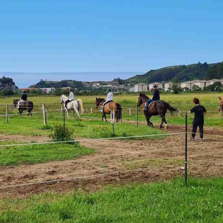 Familia disfrutando de actividades al aire libre en Asturias Oriental